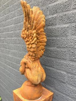 Kniender Engel mit erhobenen Flügeln, Oxid Stein Statue